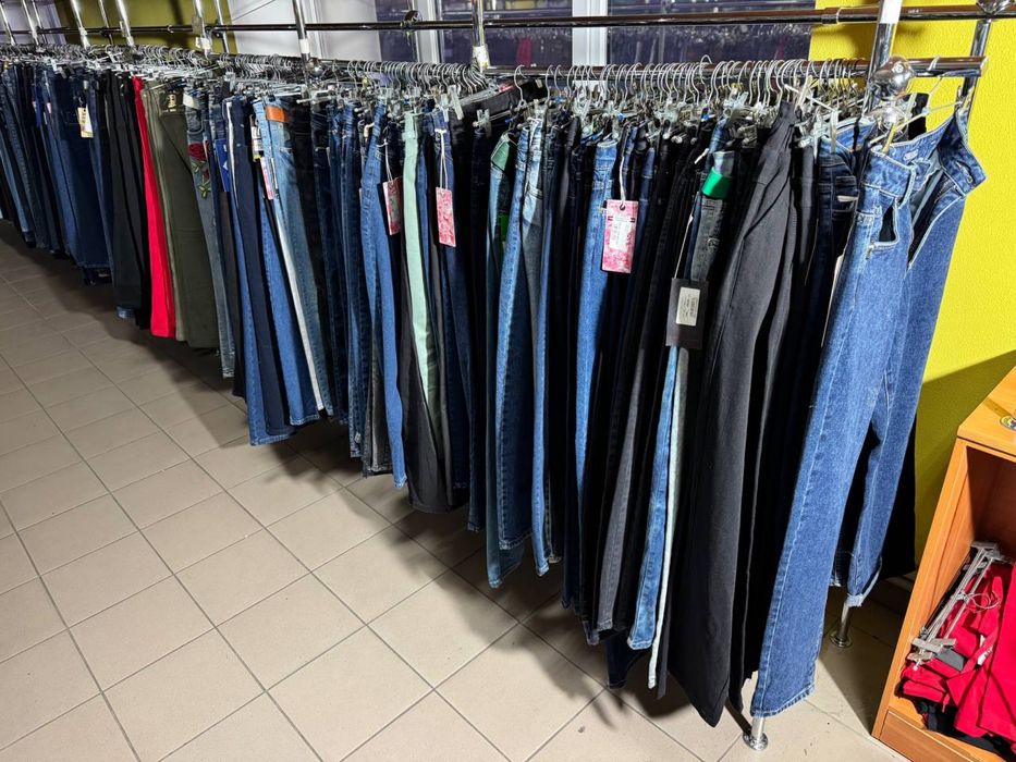 Продаж оптом по дуже низьким цінам одягу/взуття жіноче