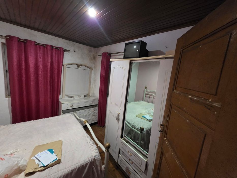 Vende se casa a precisar de obras