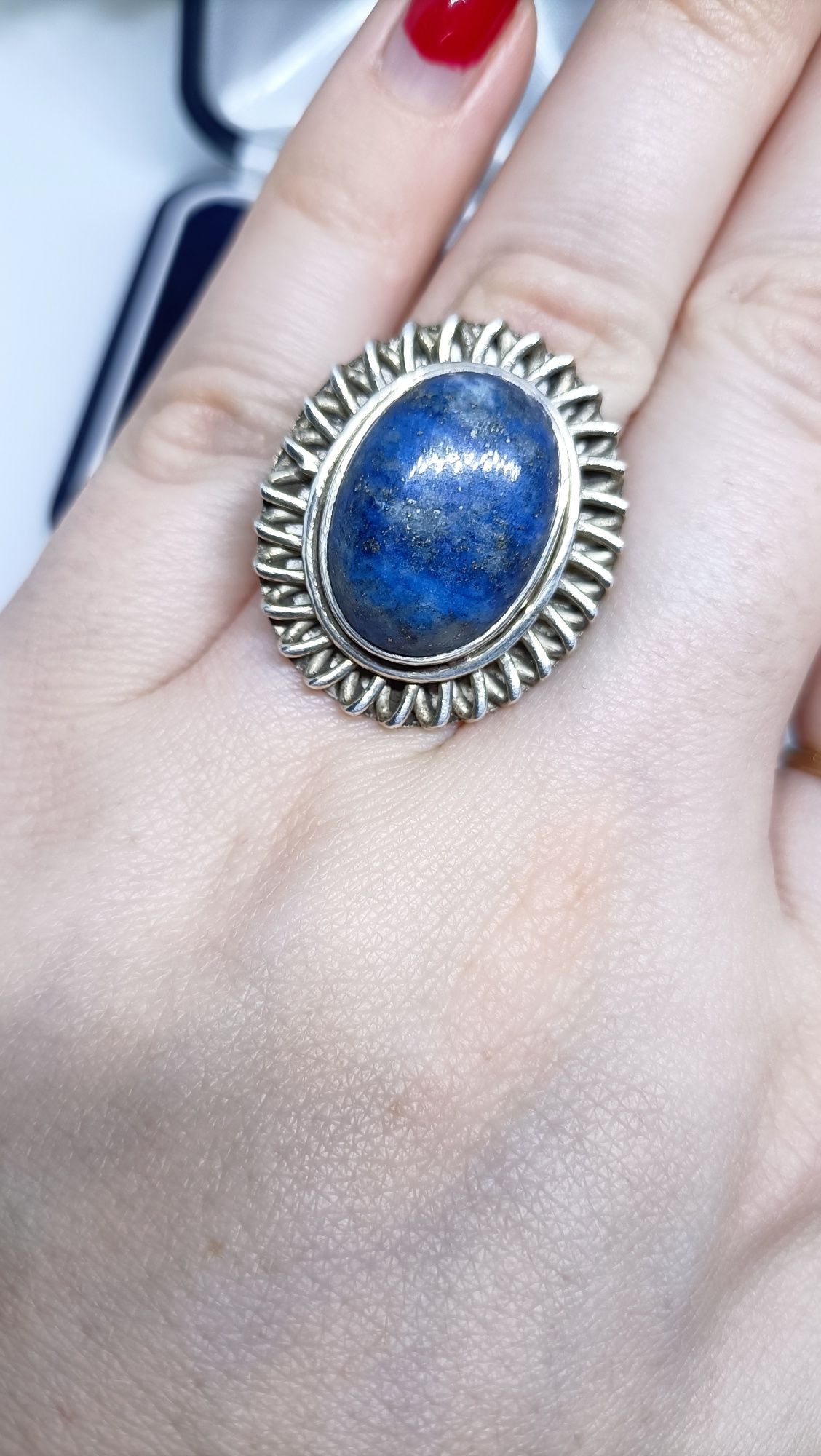 Widoczny pierścionek ze srebra z lapis lazuli, srebro 925