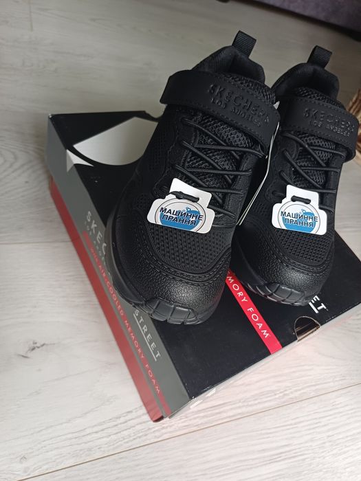 Нові демісезонні кросівки Skechers