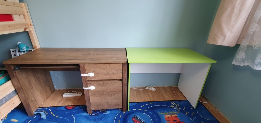 2 biurka zielone i brązowe