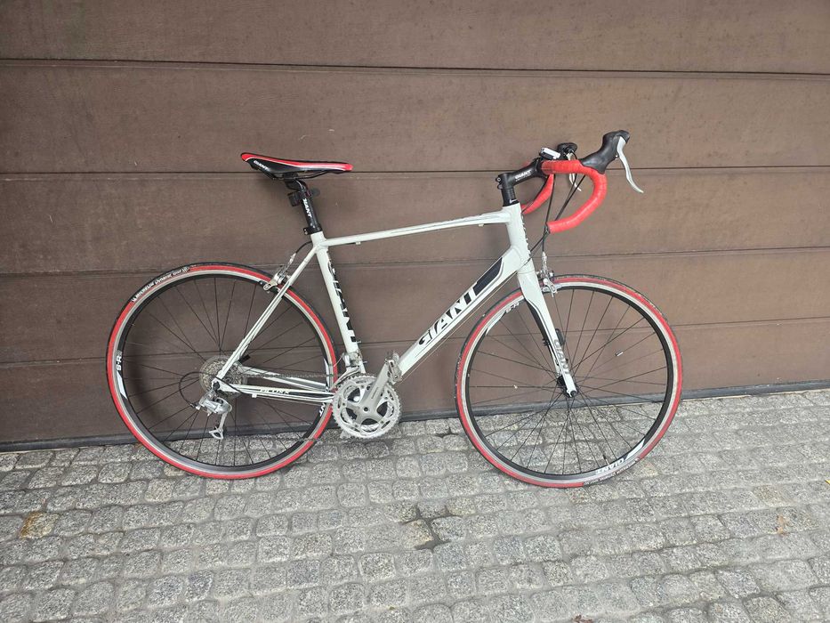 Rower szosowy GIANT DEF 9