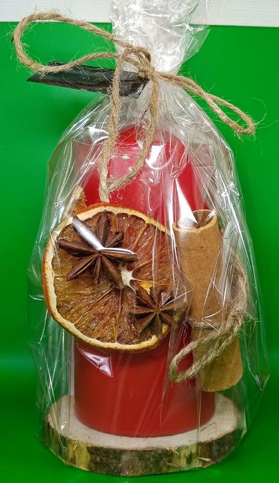 Świąteczna świeca dekoracyjna na drewnie.