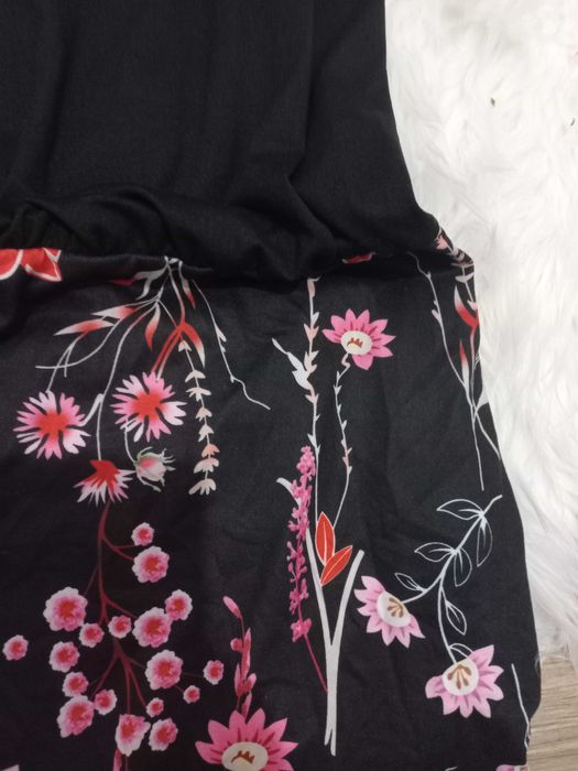 Sukienka wiązana na szyi z motywem kwiatowym