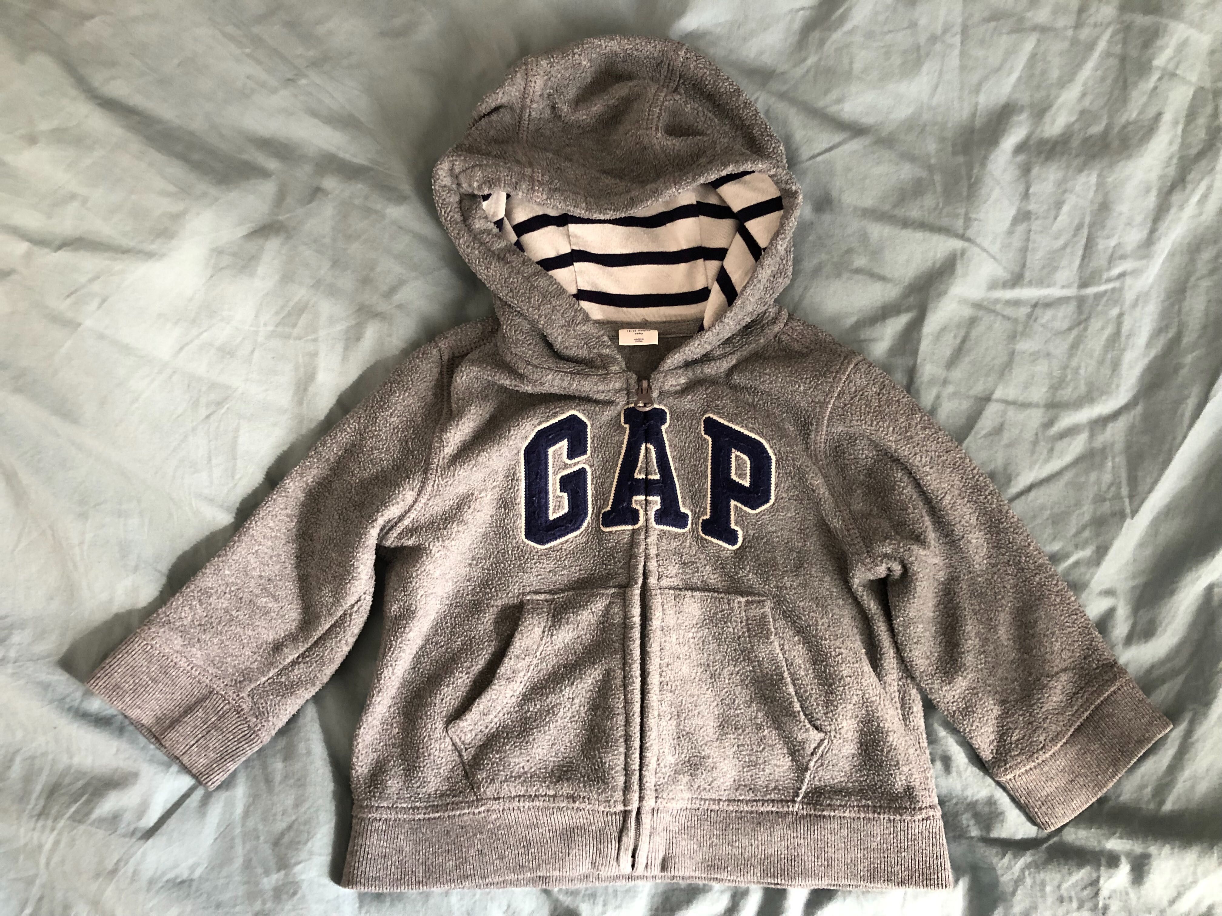 Szara bluza GAP, polar, rozpinana z ciepłym kapturem. R. 12-18 mce