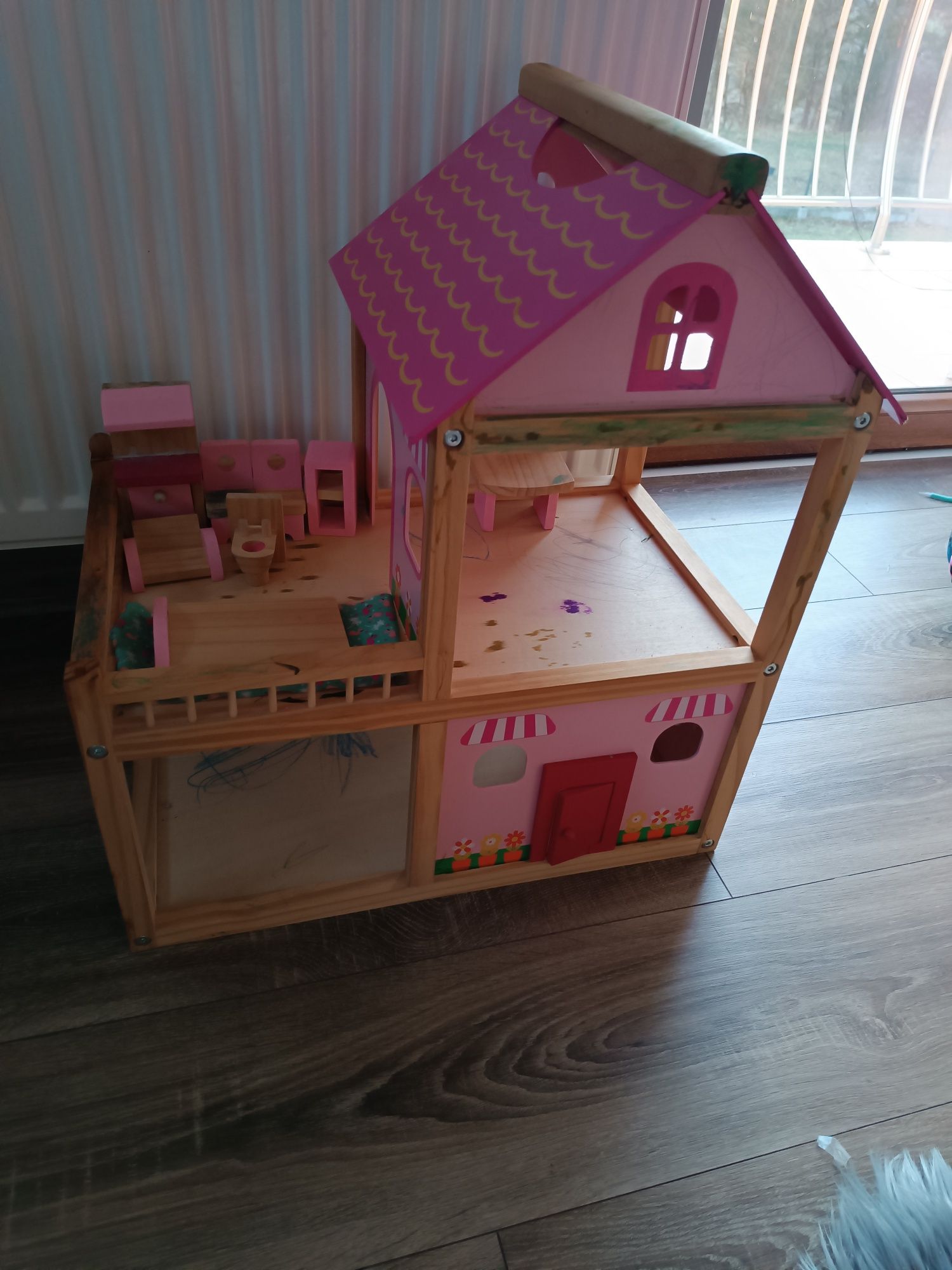 Drewniany domek dla lalek