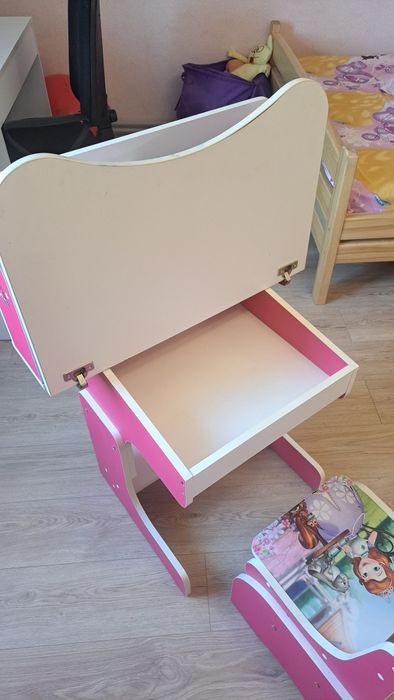 Дитяча парта.З регулюванням.