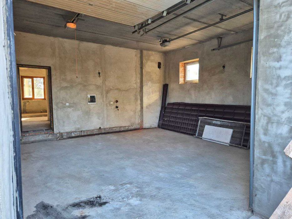 Продаж будинка з басейном