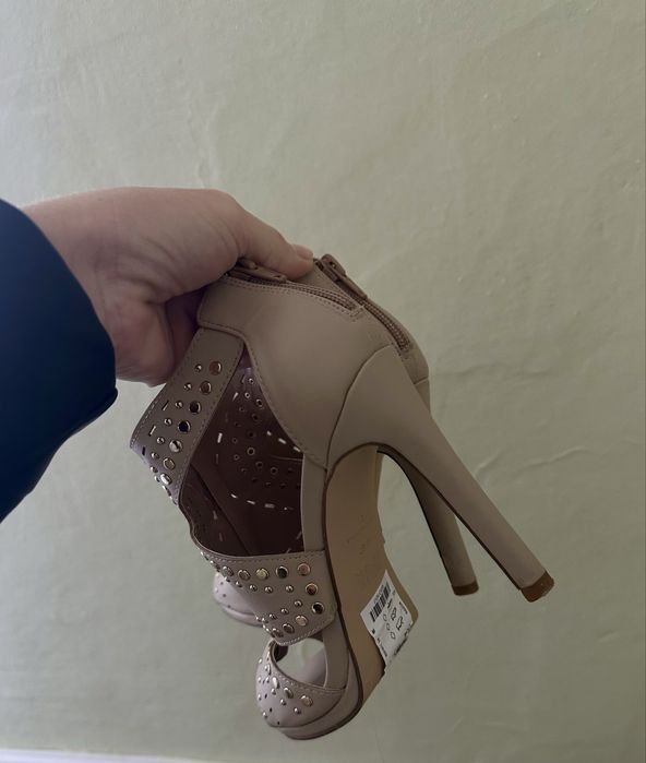 Босоніжки, туфлі