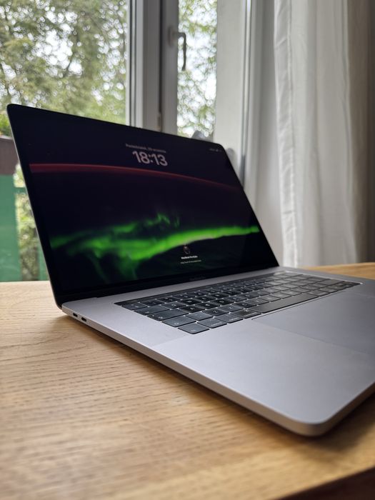 Macbook pro 15” 2019 intel core i7, 2,6GHz, 16GB RAM, SSD 256GB