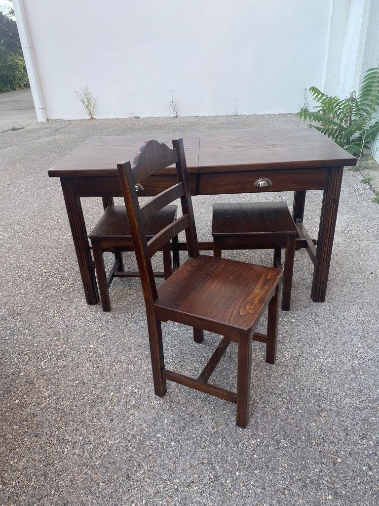 Mesa em nogueira, extensível, com 4 cadeiras e 2 bancos