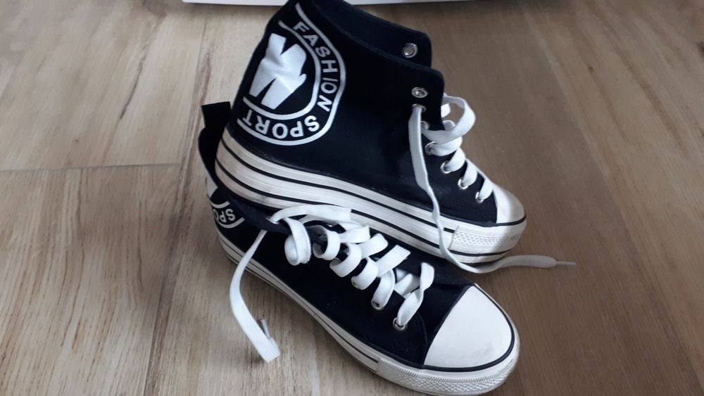 buty trampki na lekkiej koturnie