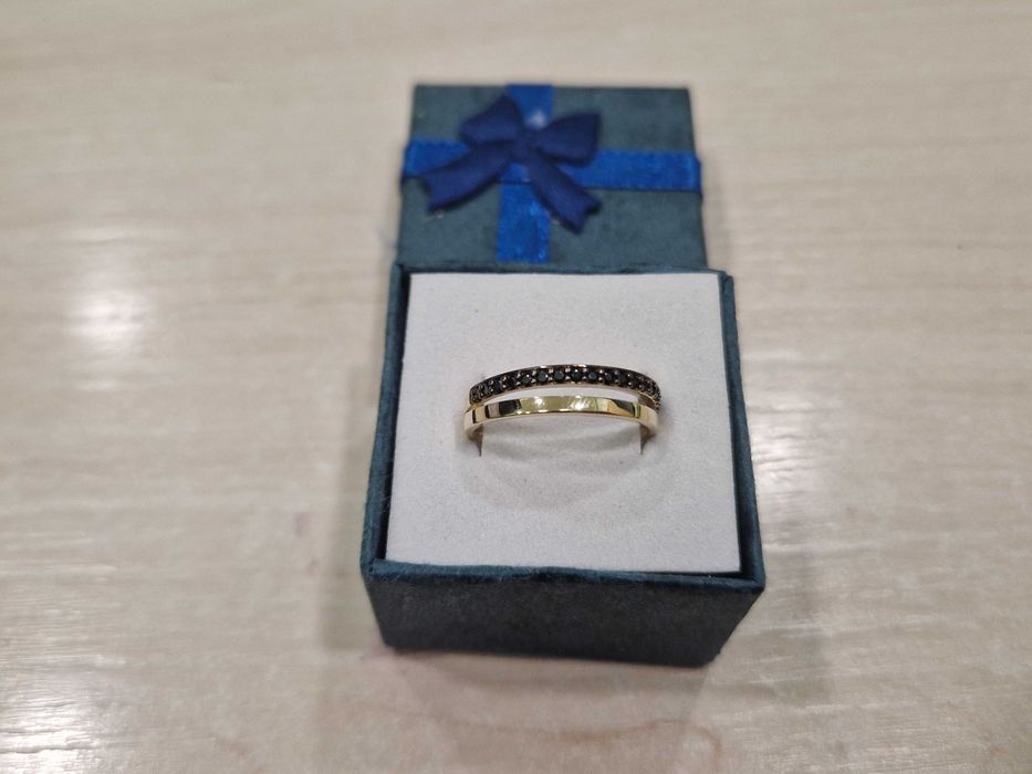 Pierścionek złoty z czarnymi kamykami podwójny PR 585