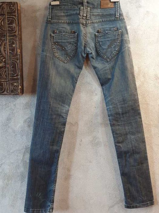 600 Dżinsy Stradivarius rozmiar 27/32