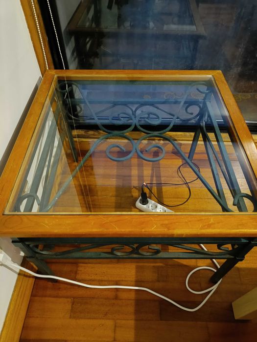 Side table in excellent condition64550311198339121