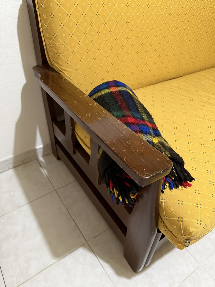 Sofá em rona de Amarelo