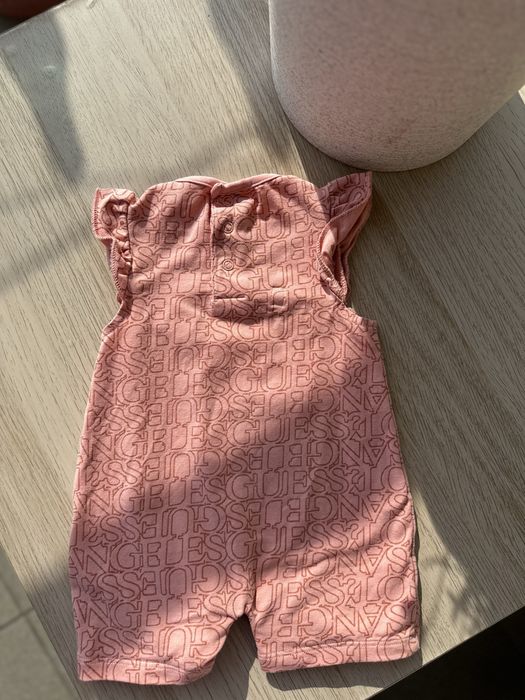 Rampers marki GUESS – rozmiar 56