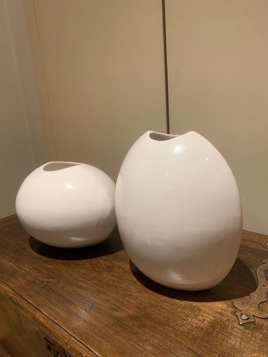 Duas jarras brancas