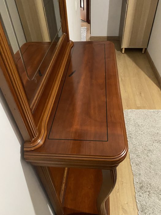 Móvel em mogno com espelho removível