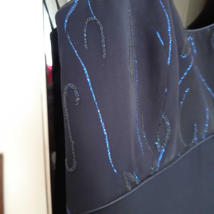 Granatowa elegancka wyjściowa sukienka