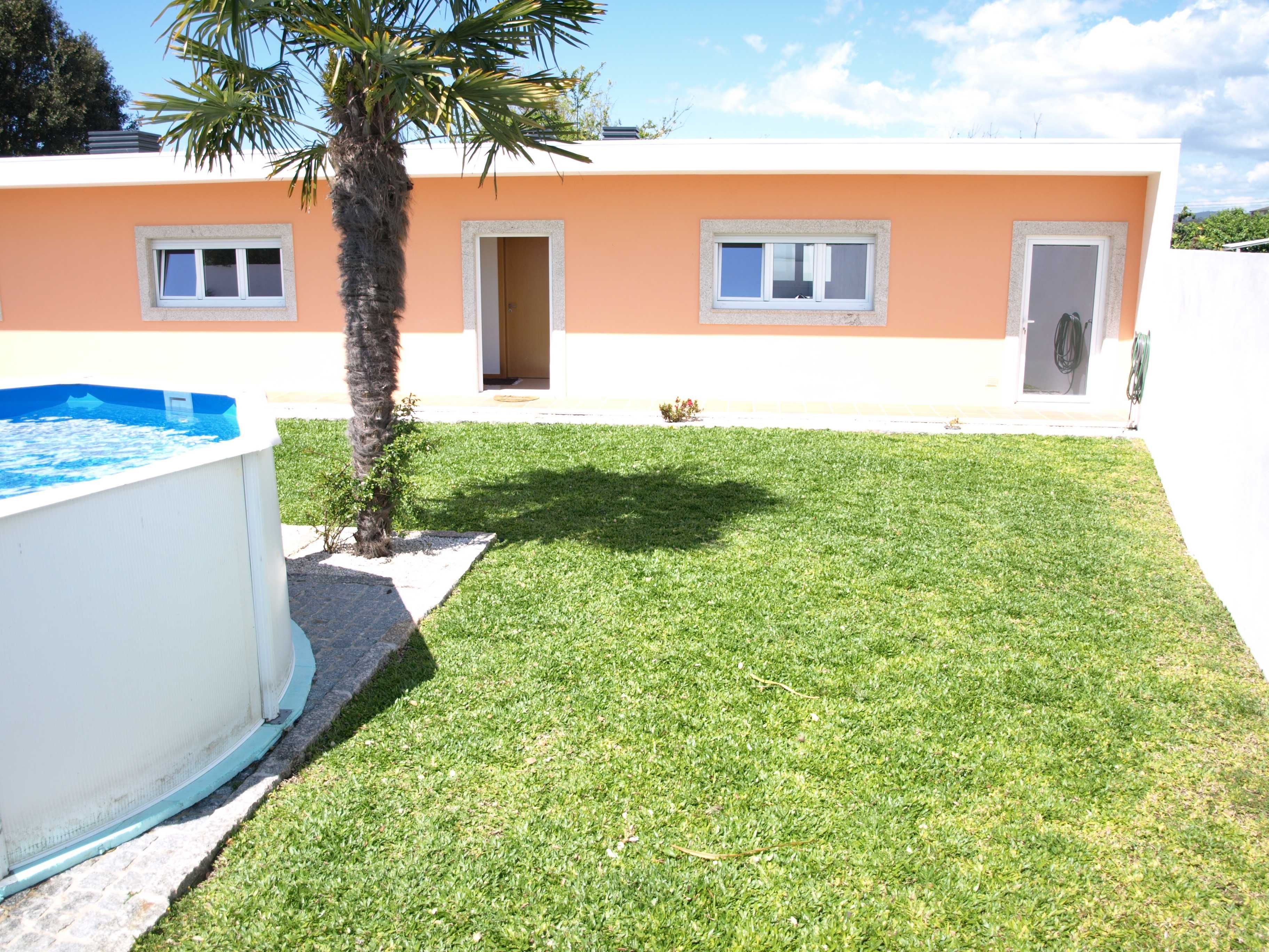 EPS49,casa V3 piso térreo,piscina e salão jogos.Grande espaço exterior
