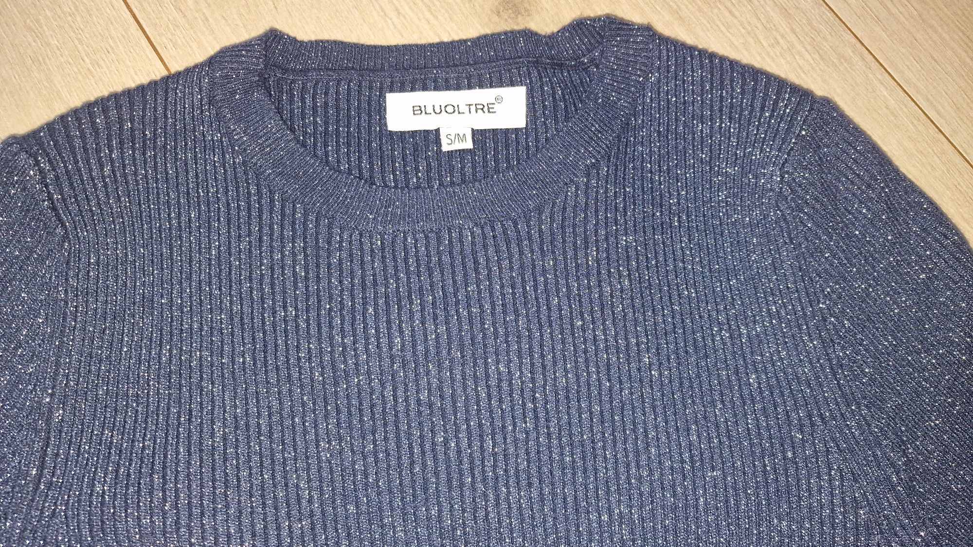 Granatowy połyskujący sweter
