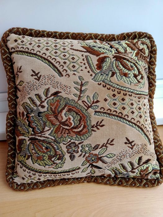 Продаю диванную подушку на паролоне