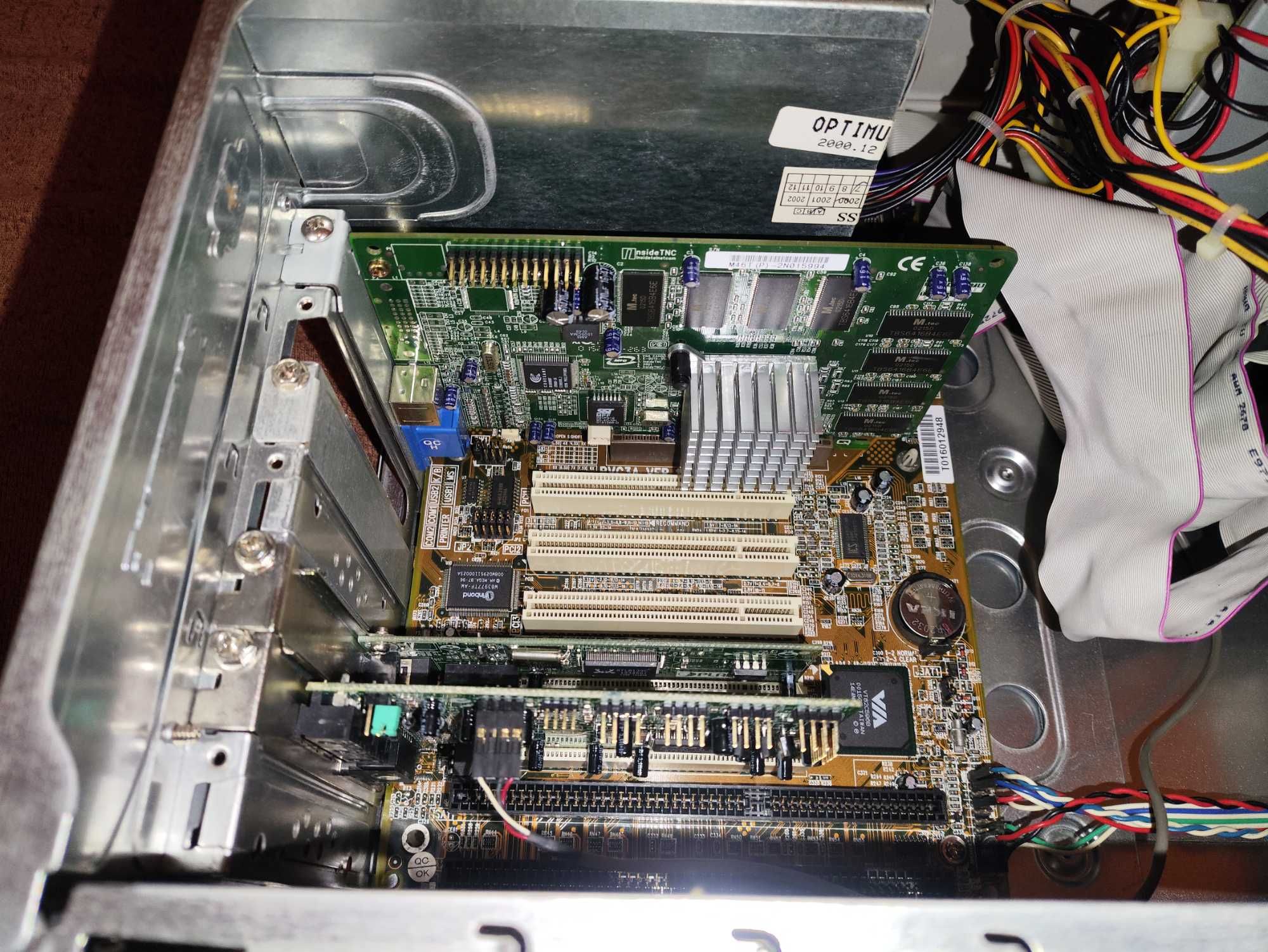 Pentium III 800mhz, 512mb ram, 20gb HDD , SB 128 PCI, GeForce2 MX 400.