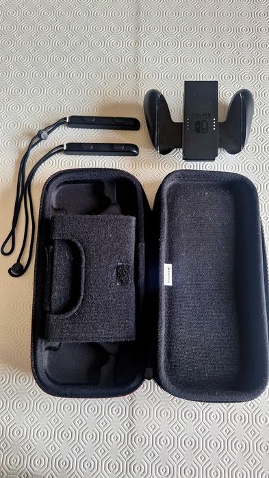 Nintendo Switch + Bolsa + 6 Jogos