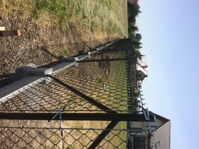 komplet ogrodzenia z siatki wraz z podmurówką