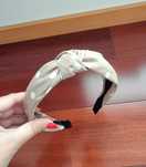 Fita de cabelo bege/ castanha clara com bolinhas brancas