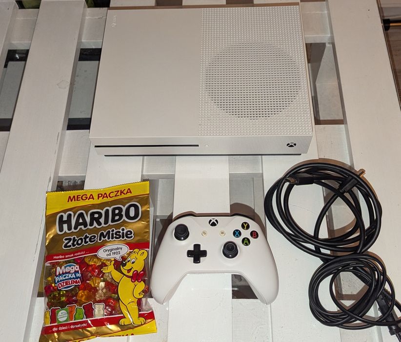 Xbox One S, model 1681 + pad + okablowanie + Haribo gratis