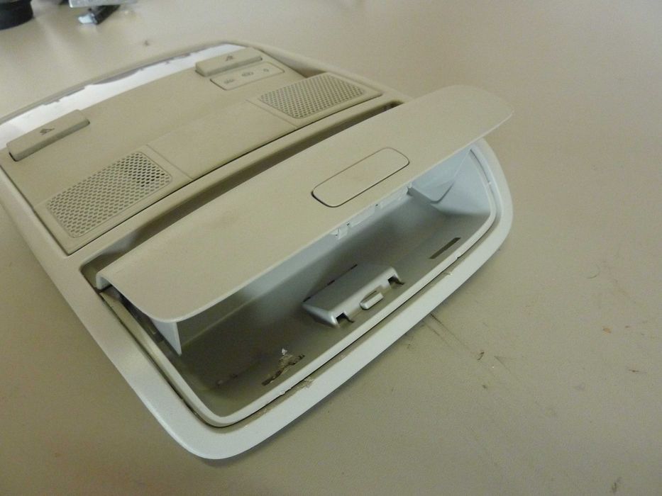 VW TIGUAN 5N GOLF V lampka oświetlenia wnętrza schowek 1K0.947105