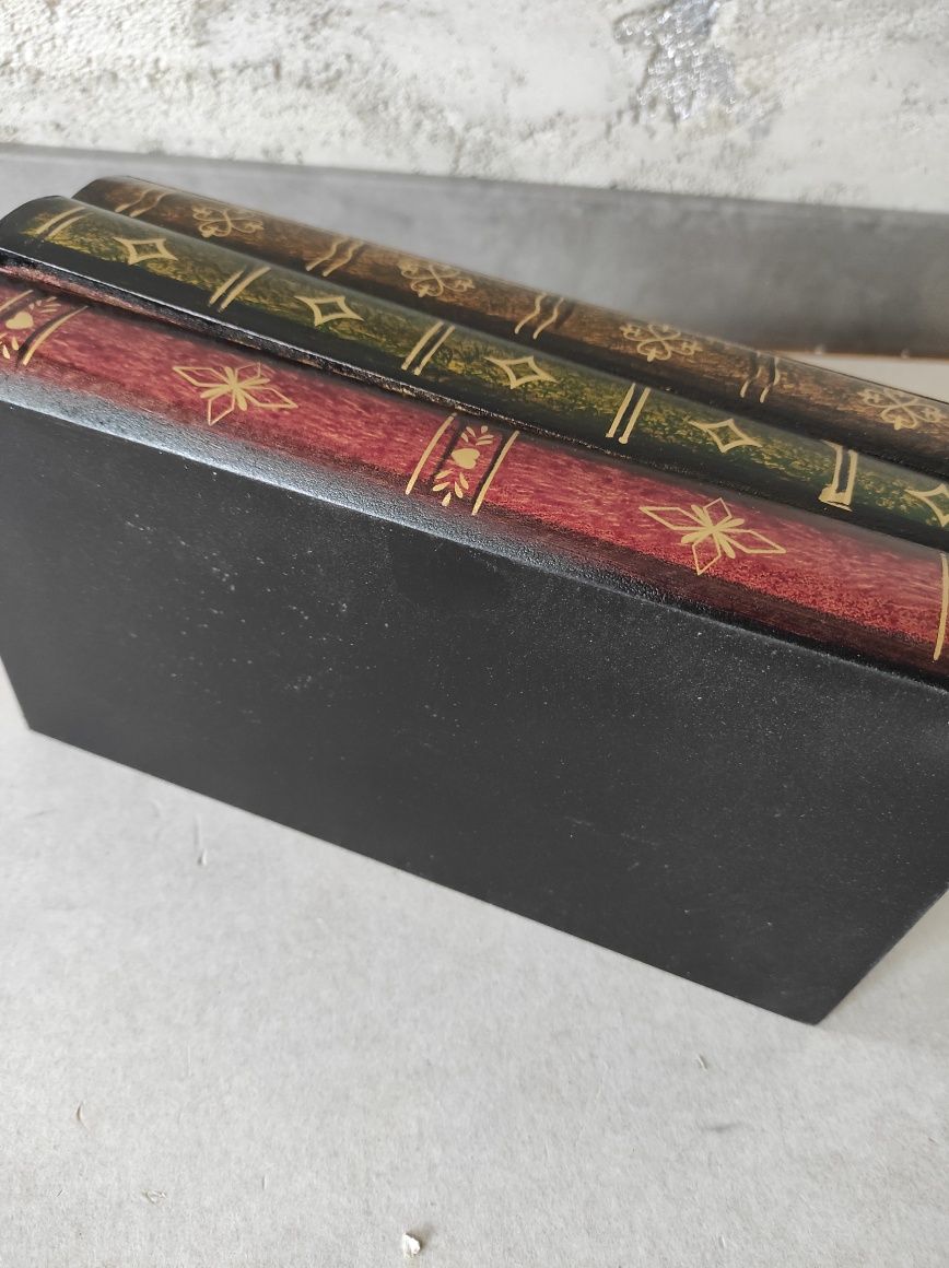 Eleganckie pudełko na chusteczki, w kształcie książek