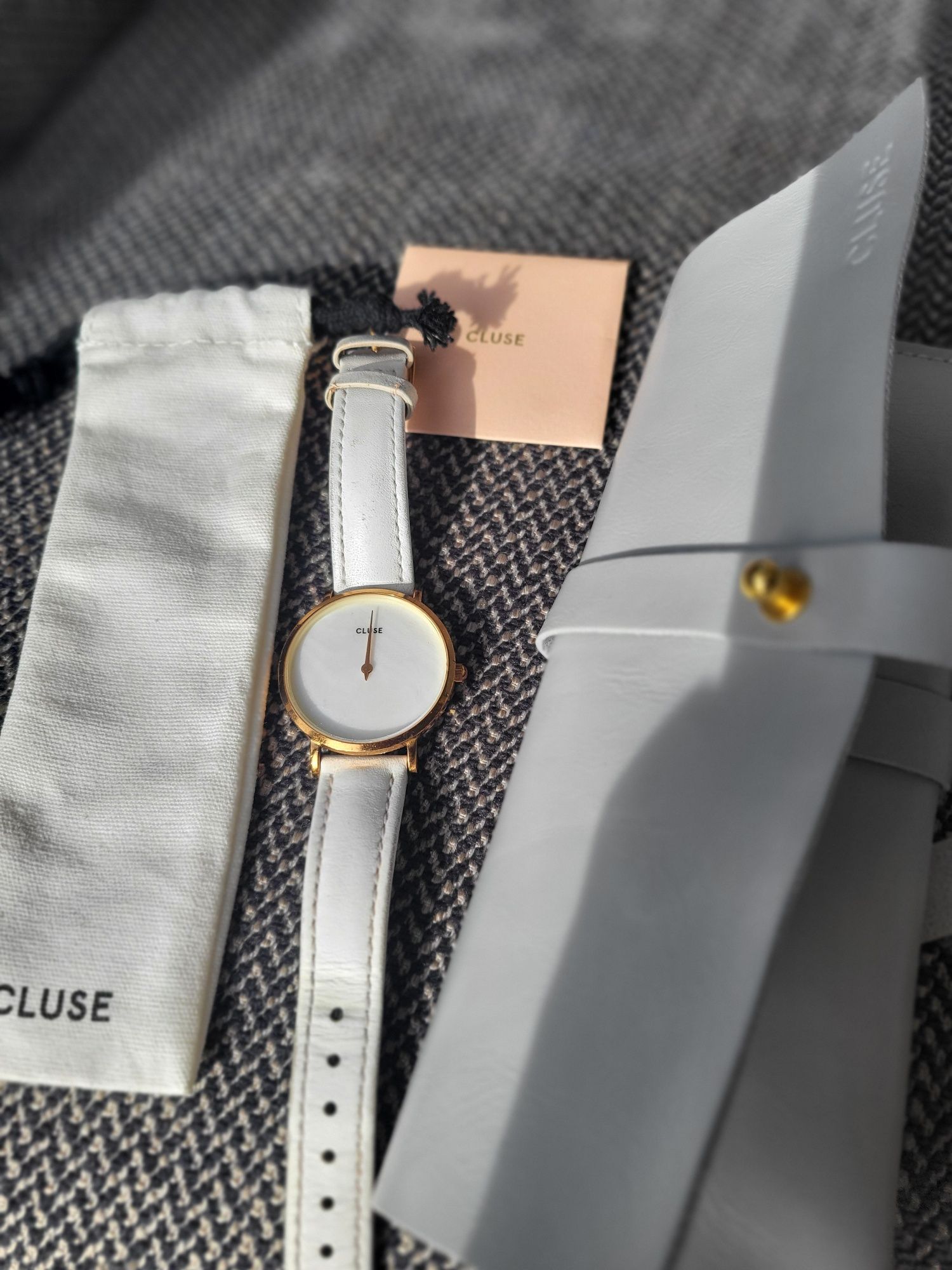 Zegarek Cluse na białym skórzanym pasku