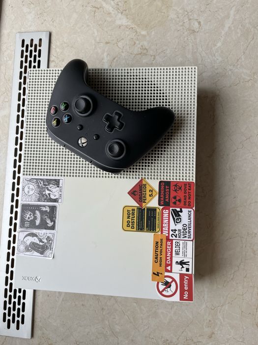 Sprzedaję konsolę Xbox One S.