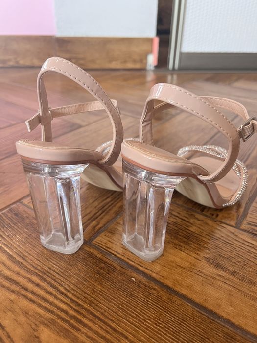 Szpilki na słupku transparentne warkocz Renee r. 37