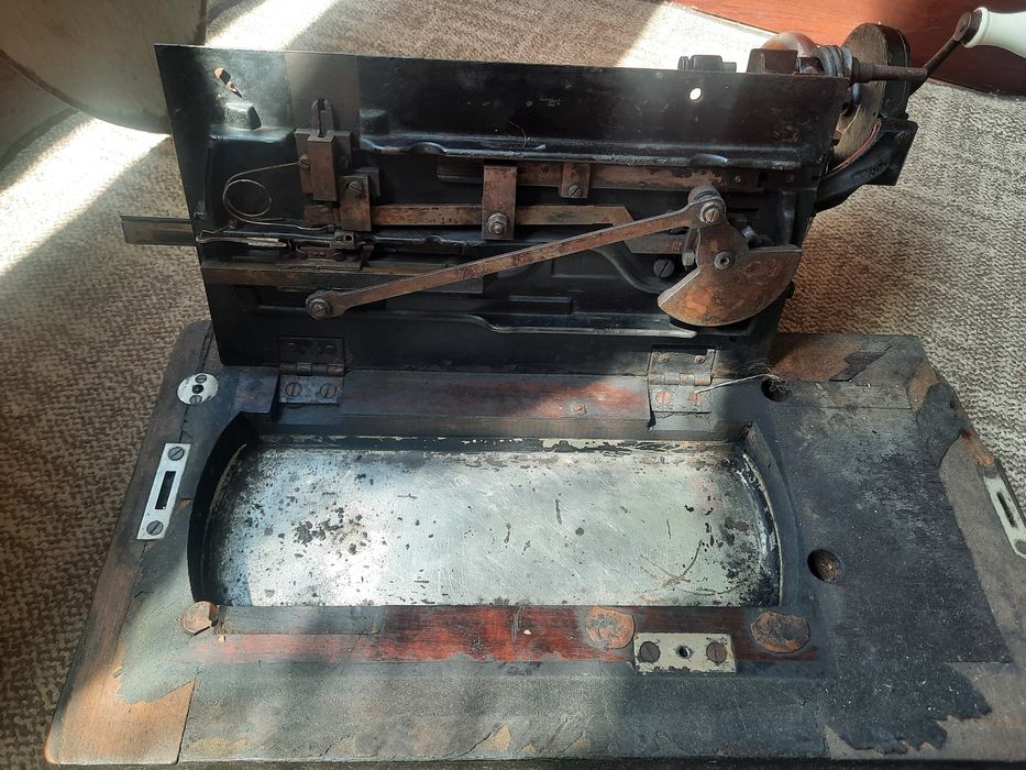 Продам машинку швейную