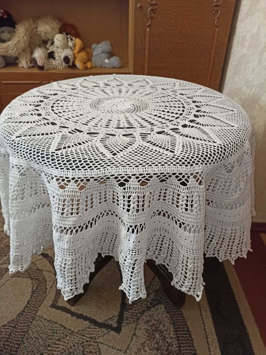 Розкішна біла мереживна скатертина на круглий обідній стіл