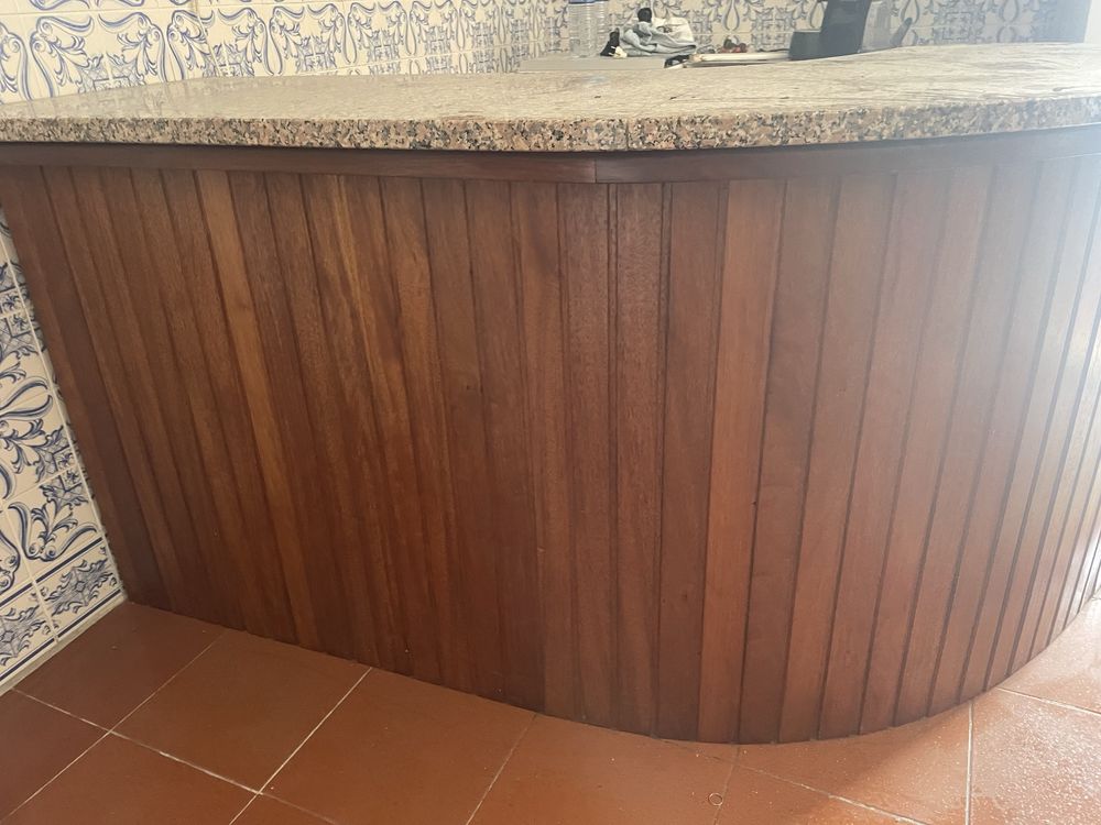 Balcao de madeira com granito