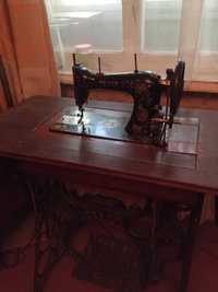 Старинная антикварная швейная машина Pfaff , в рабочем состоянии
