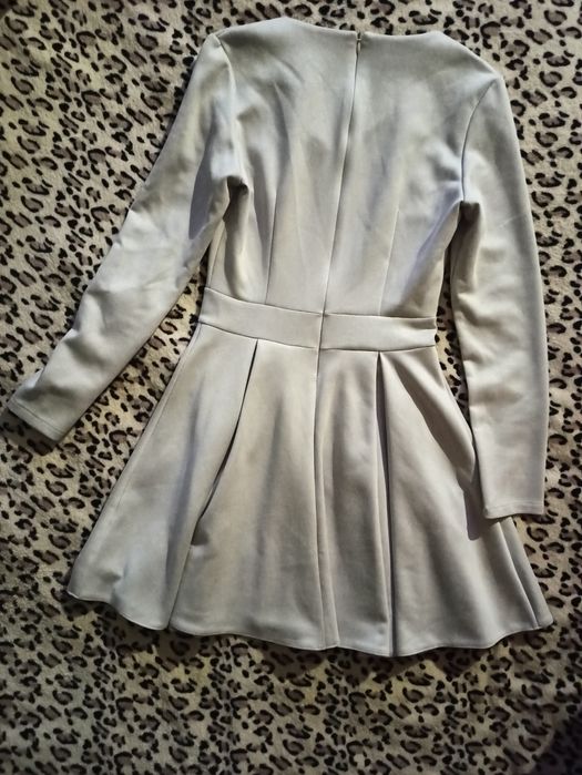 Нарядна сукня з рукавом