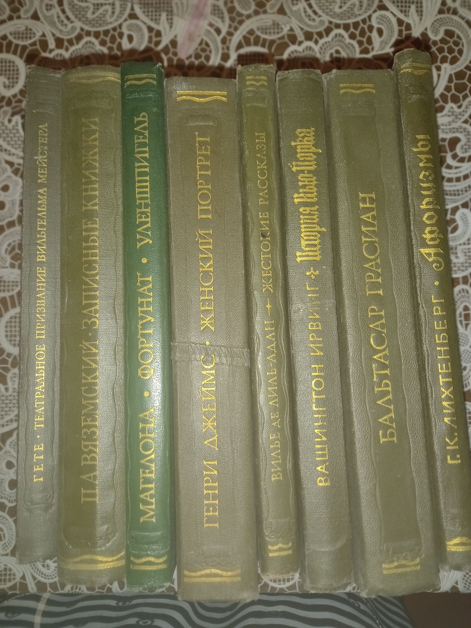Продам книги серии " Литературные памятники"