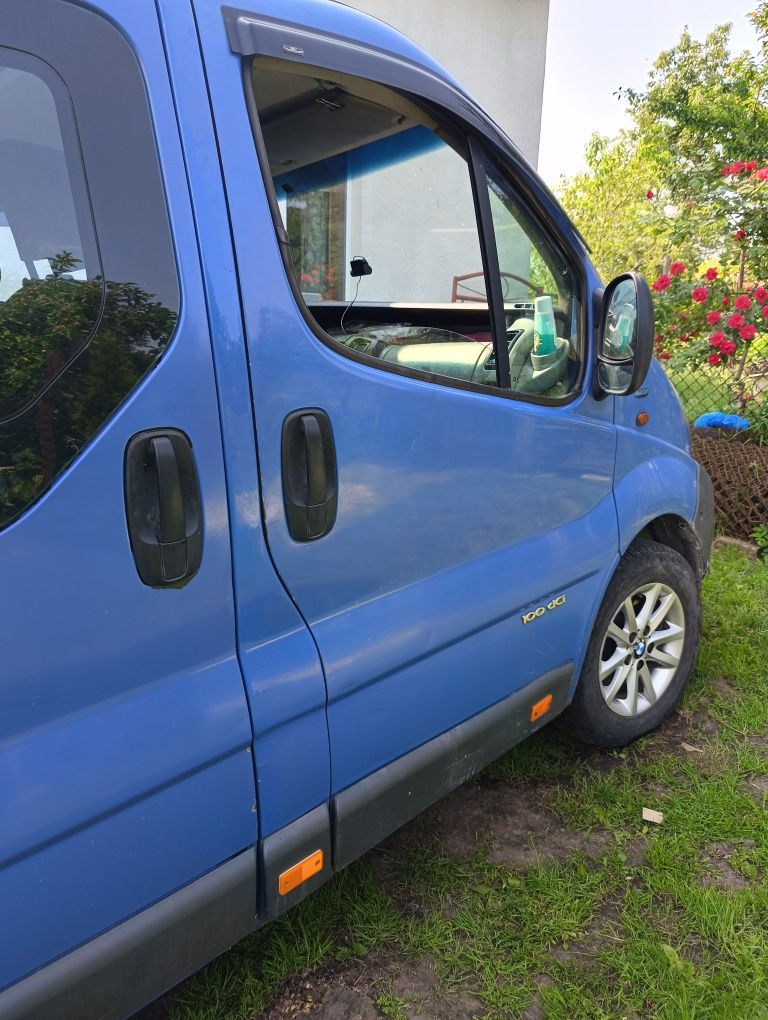 Бус Renault Трафік 2005 р 1.9 довга база