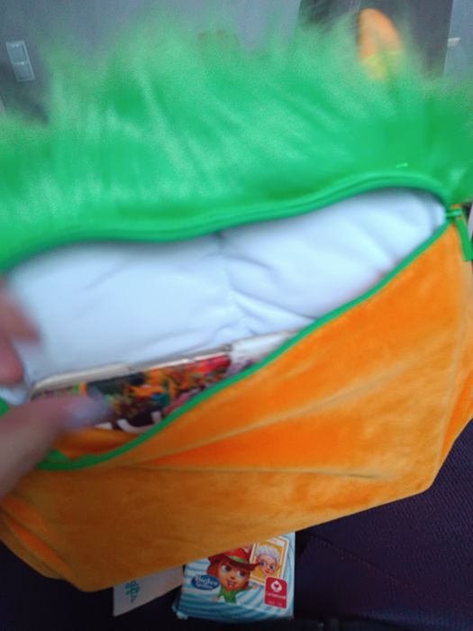 Подставка плюшевая для книг, планшета bookmonster deluxe Luca