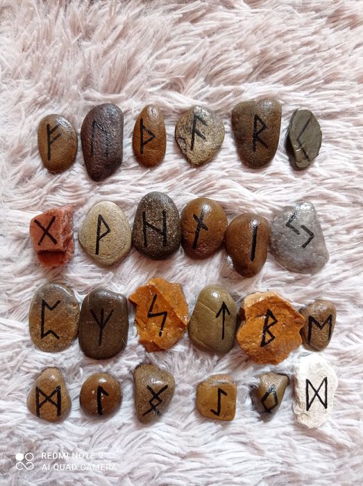 Старший футарк діючих рун на природніх камнях