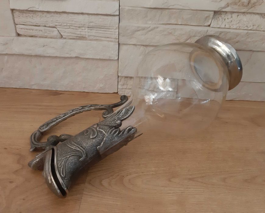 Karafka na wino w neoklasycystycznym stylu