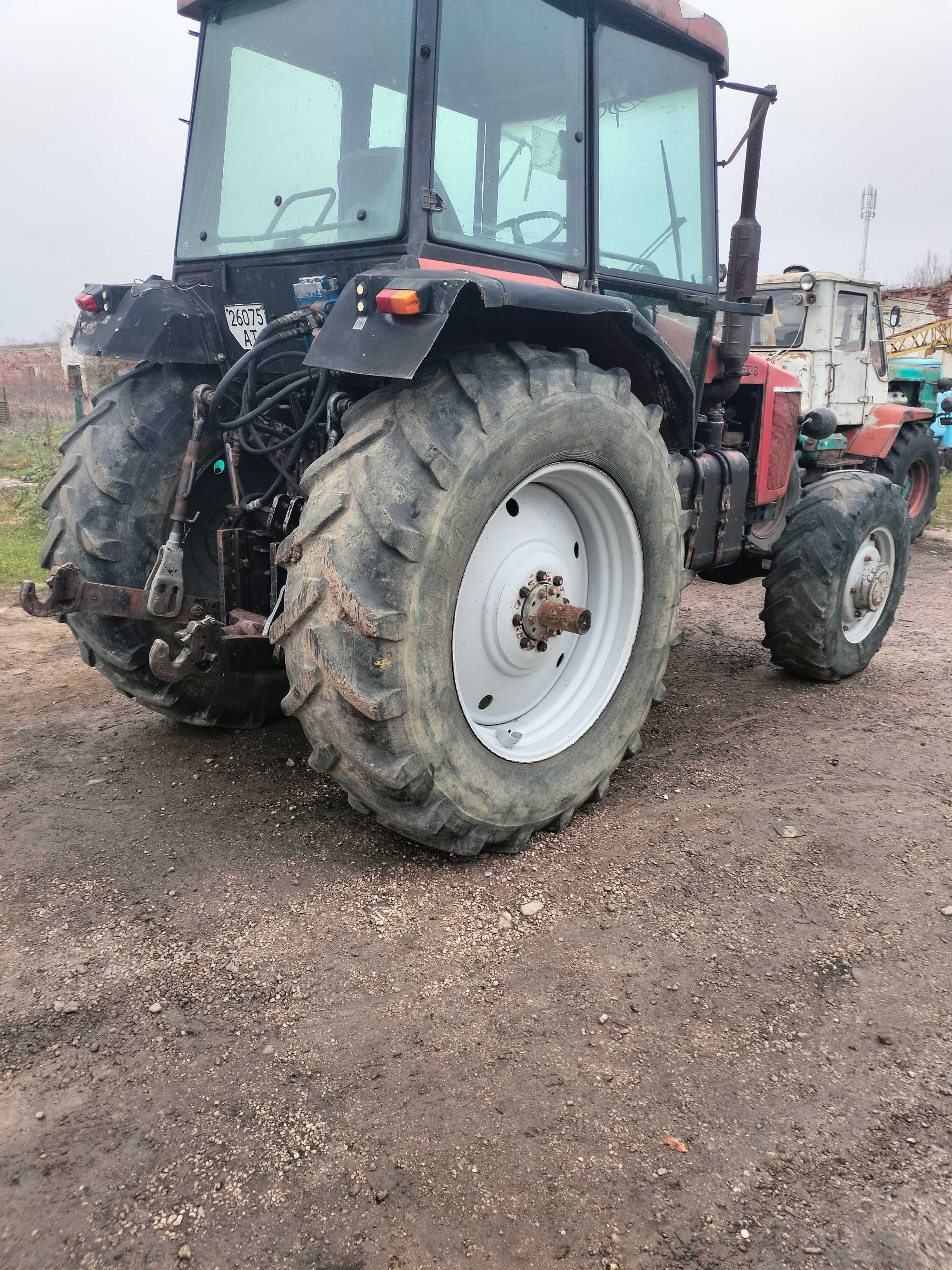 Трактор МТЗ 1522 в хорошому робочому стані.