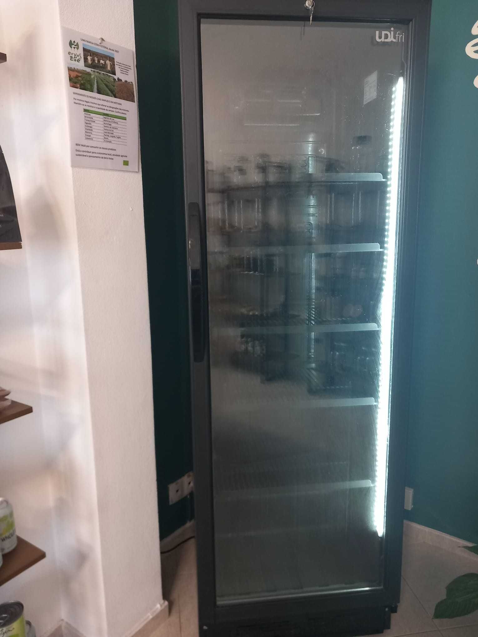Vitrine vertical de refrigeração em ótimo estado