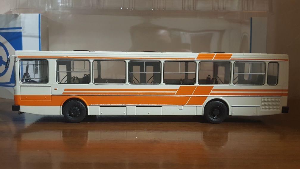 Продам автобус Лиаз 5256.Модель 1/43.Новый,целый.